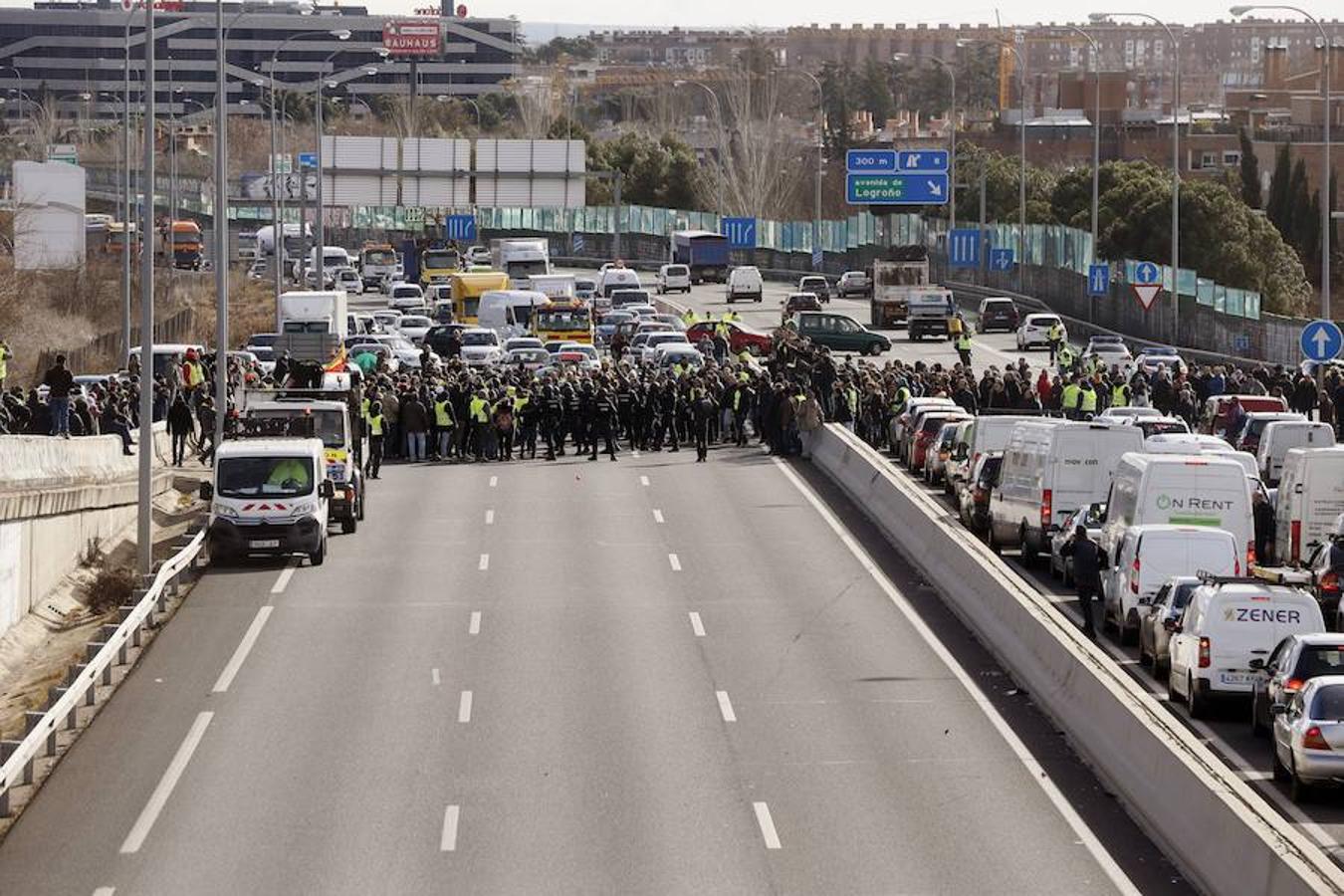 Los taxistas elevan la tensión en la tercera jornada de huelga en Madrid