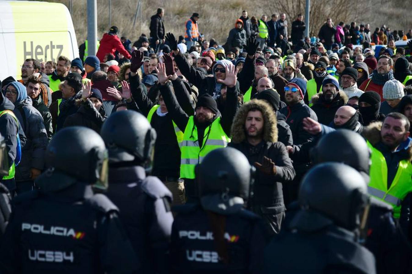 Los taxistas elevan la tensión en la tercera jornada de huelga en Madrid