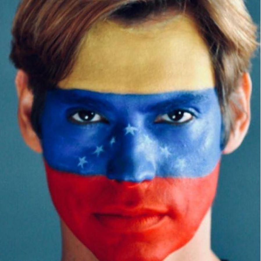 Carlos Baute: «Juan Guaidó eres nuestra esperanza y te doy las GRACIAS por tener esos güaramos de enfrentarte al narco-régimen totalitario con esa valentía y entereza que nos has trasmitidos a todos los venezolanos, por eso estemos donde estemos te apoyaremos! Y Saldremos con más ganas que nunca.Aprovecho para pedirle a la Fuerza Armada que cuiden del pueblo, unanse a ellos con respeto y coherencia. Protejan nuestra constitución, no negocien con el régimen y luchen por favor para lograr unas elecciones libres y democráticas con un nuevo CNE.Gracias a mis compatriotas venezolanos por darlo todo. ¡Qué Viva Venezuela mi patria querida!». 