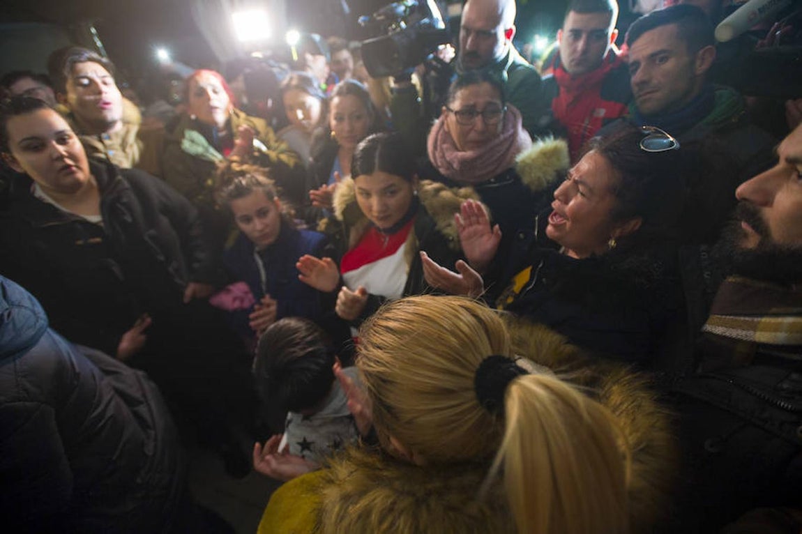 Una mujer canta durante la celebración de la vigilia.. 