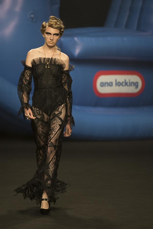 Por primera vez Ana desarrolla una línea de jerséis de punto redondo, que además sacará a la venta en una semana, no así el resto de su colección, con unos precios que rondarán los 150 euros. 