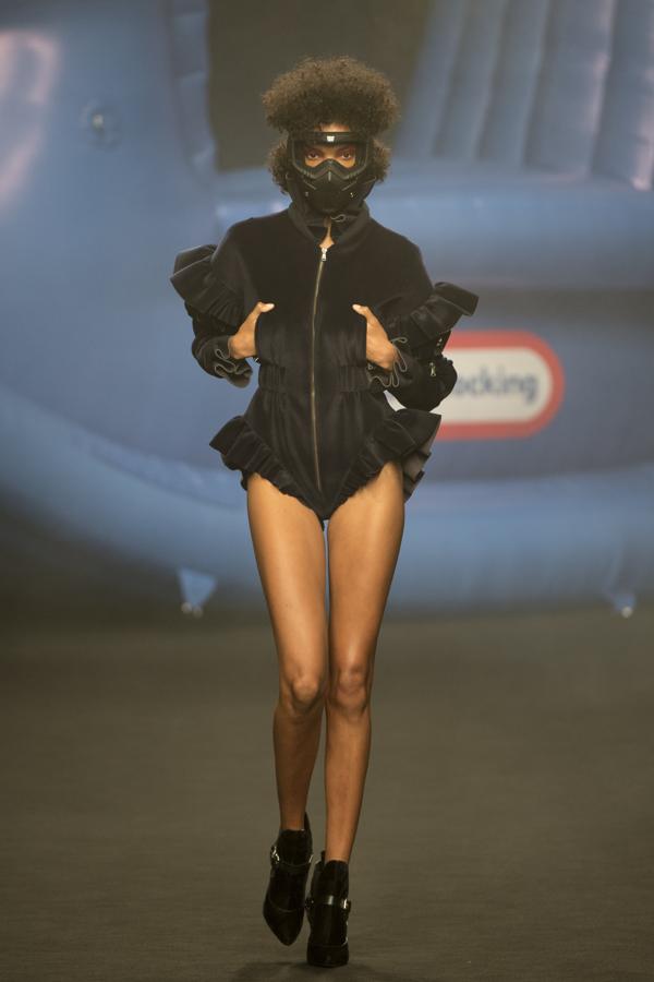 Por primera vez Ana desarrolla una línea de jerséis de punto redondo, que además sacará a la venta en una semana, no así el resto de su colección, con unos precios que rondarán los 150 euros. 