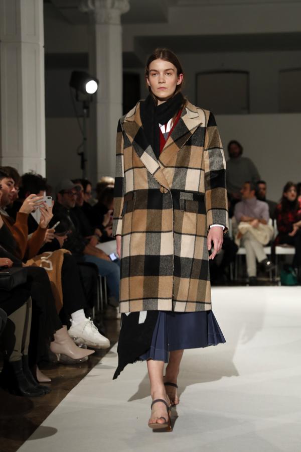 Piezas en colores azul, negro, rojo y camel son las que presenta este diseñador para renovar el armario de la mujer. 