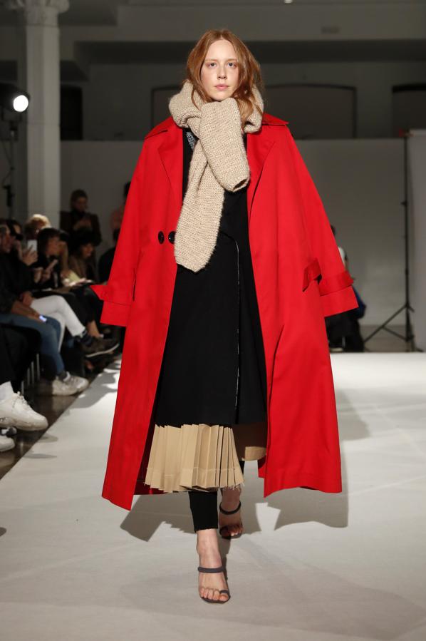 Piezas en colores azul, negro, rojo y camel son las que presenta este diseñador para renovar el armario de la mujer. 