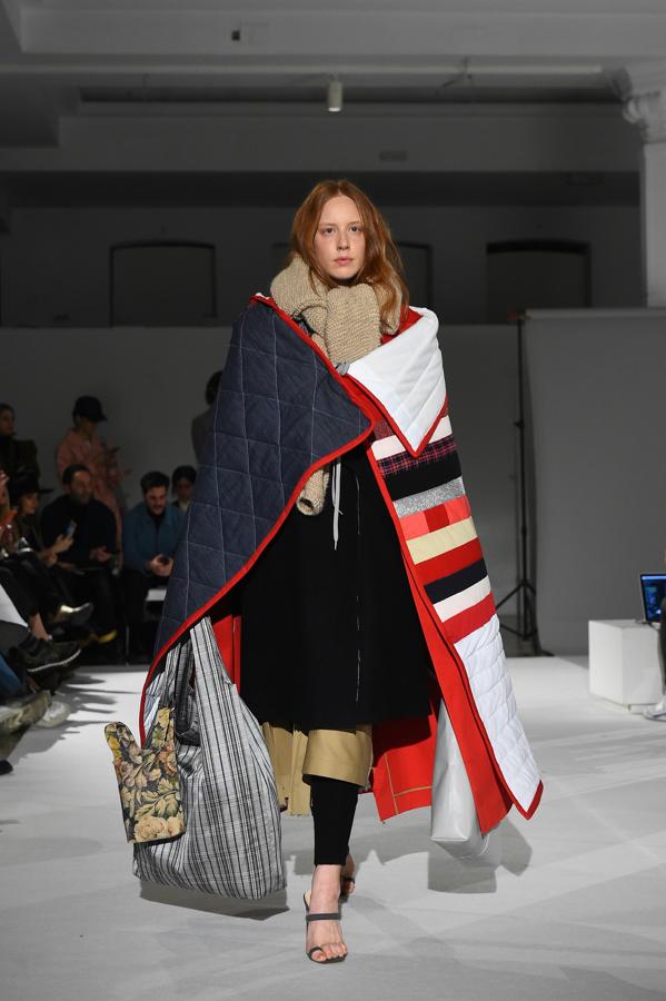 Piezas en colores azul, negro, rojo y camel son las que presenta este diseñador para renovar el armario de la mujer. 