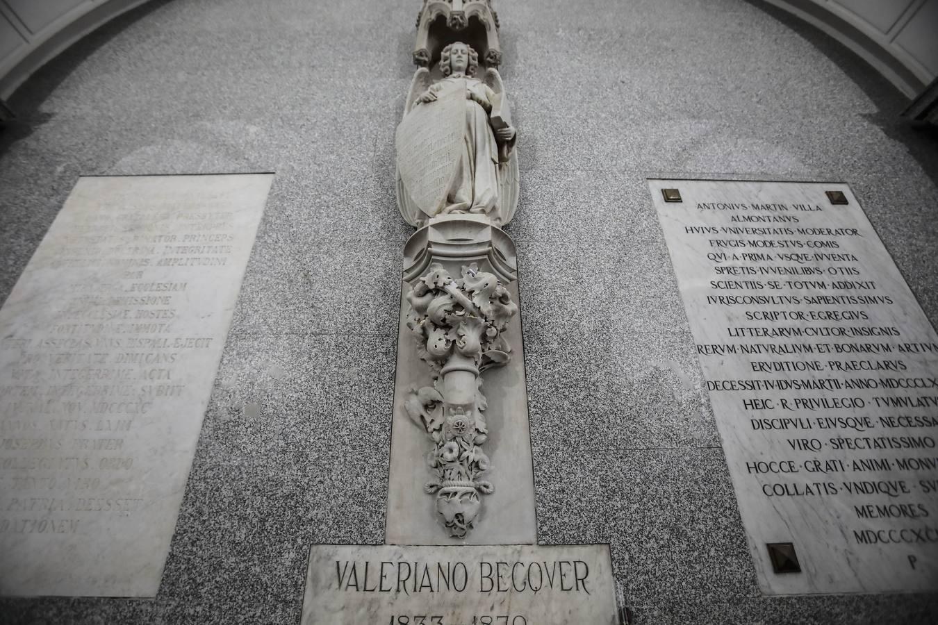 Tumba de Becquer en el panteón de los Sevillanos Ilustres en la iglesia de La Anunciación