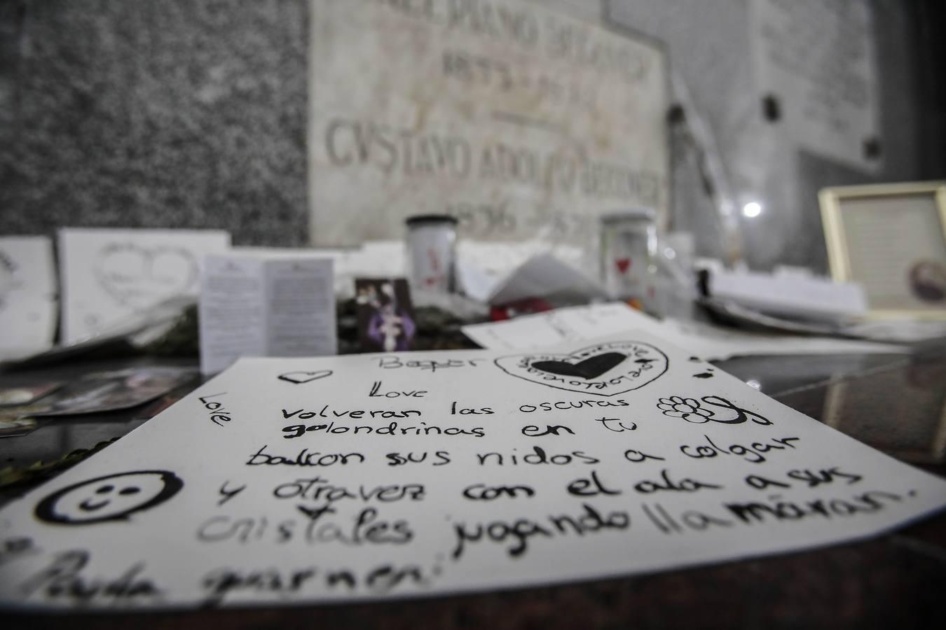 Detalle de la tumba de Becquer en el panteón de los Sevillanos Ilustres en la iglesia de La Anunciación