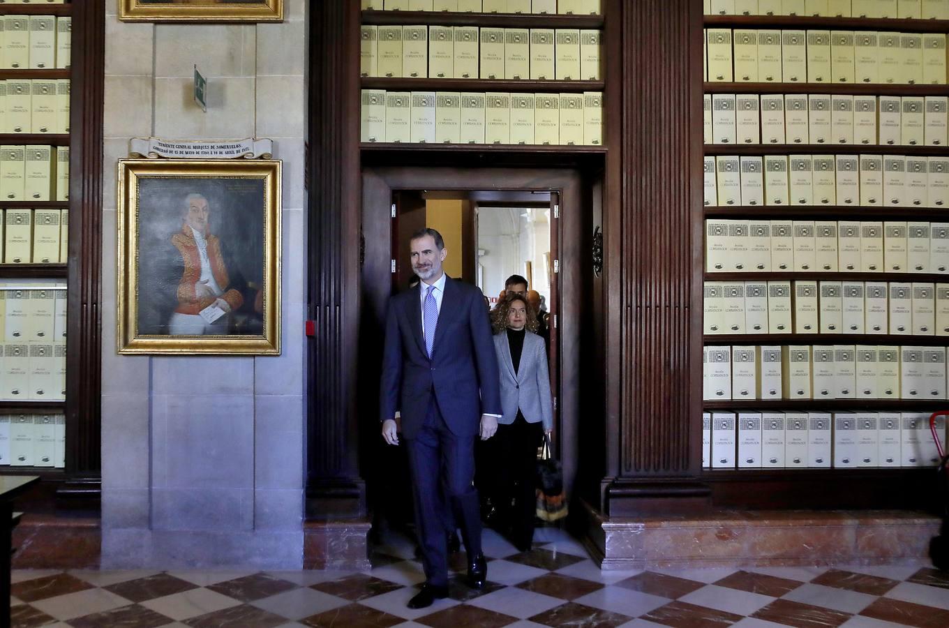 El Rey, vitoreado en Sevilla a su llegada al Archivo de Indias