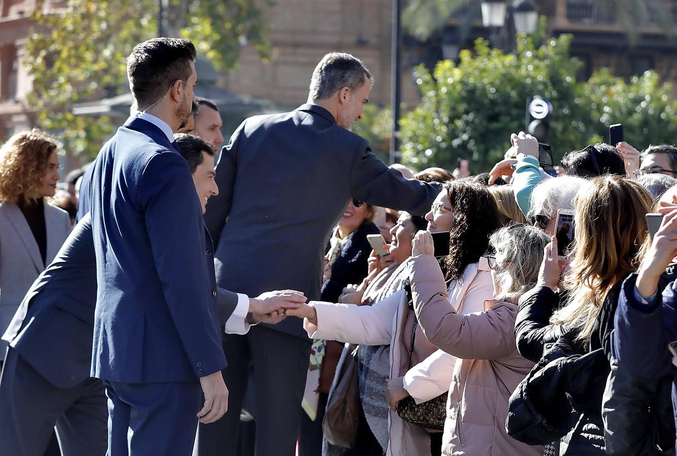 El Rey, vitoreado en Sevilla a su llegada al Archivo de Indias