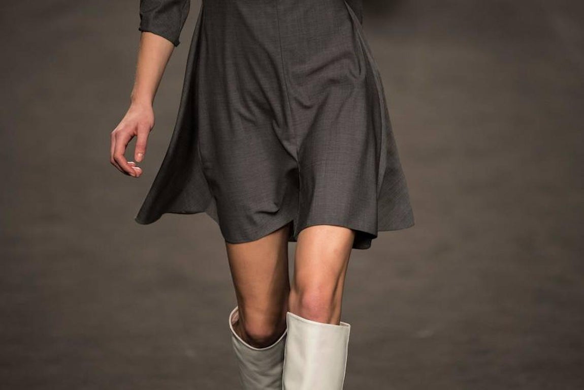 El diseñador sigue fiel a los colores neutros. 