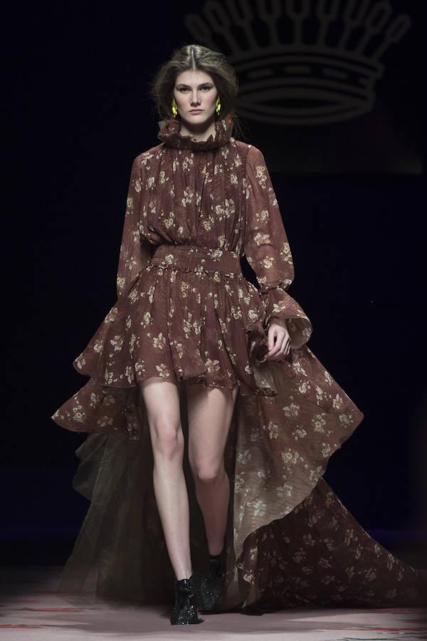 También ha presentado vestidos vaporosos en gasas. 