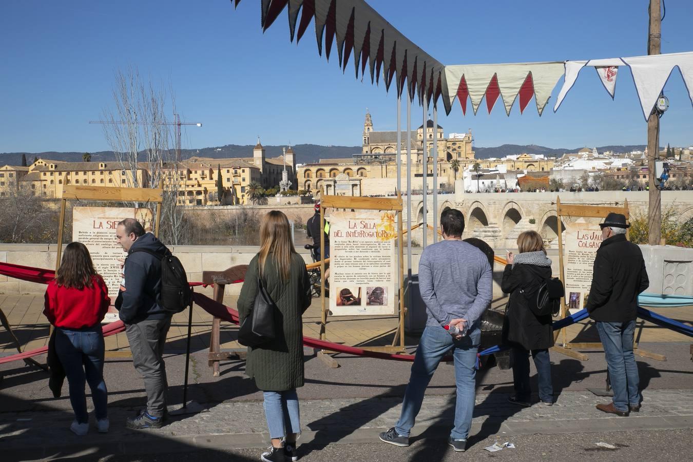 En imágenes, juegos, música y artesanía en el Mercado Medieval de Córdoba