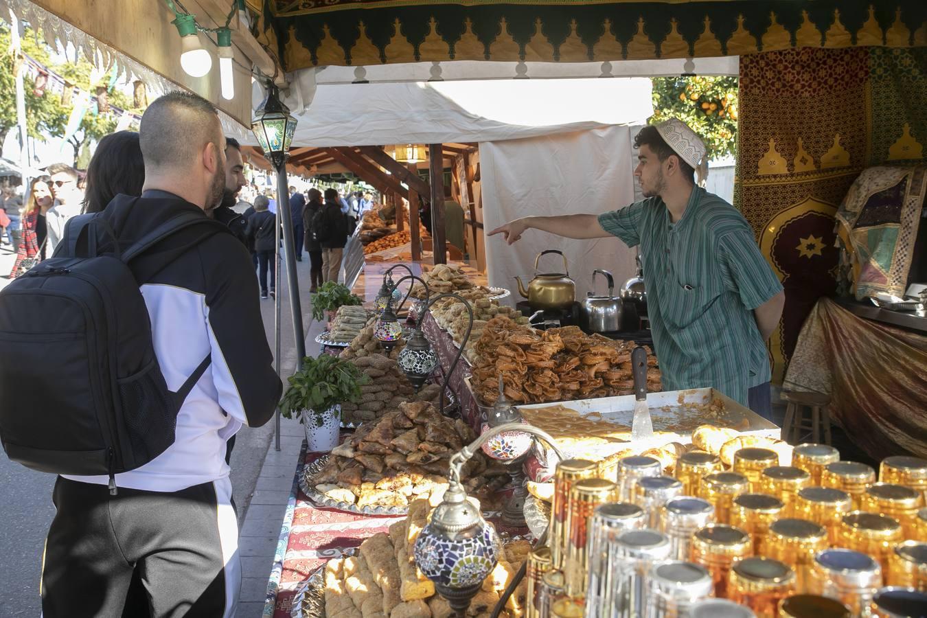 En imágenes, juegos, música y artesanía en el Mercado Medieval de Córdoba