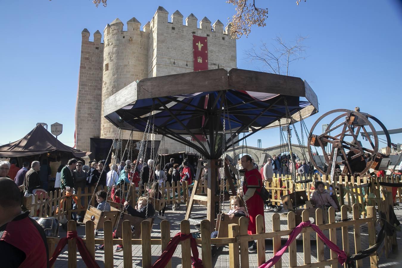 En imágenes, juegos, música y artesanía en el Mercado Medieval de Córdoba