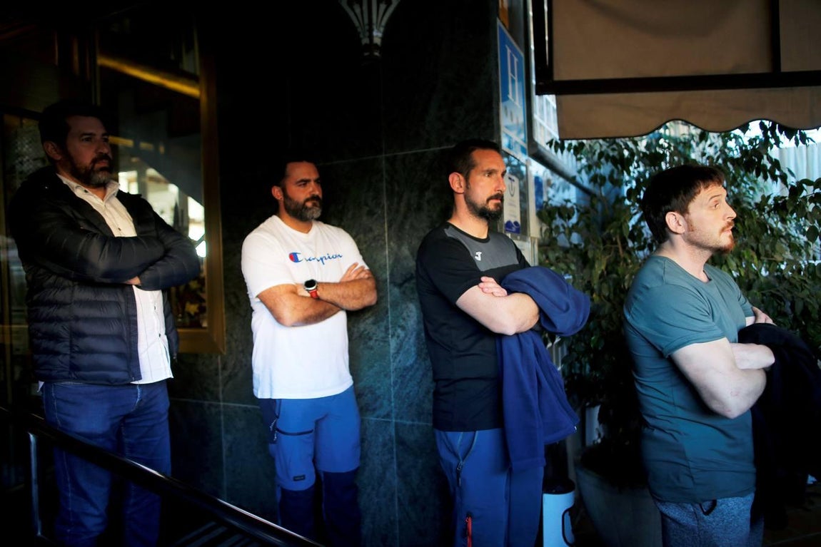 En imágenes: tristeza y desolación en el tanatorio de la barriada malagueña de El Palo