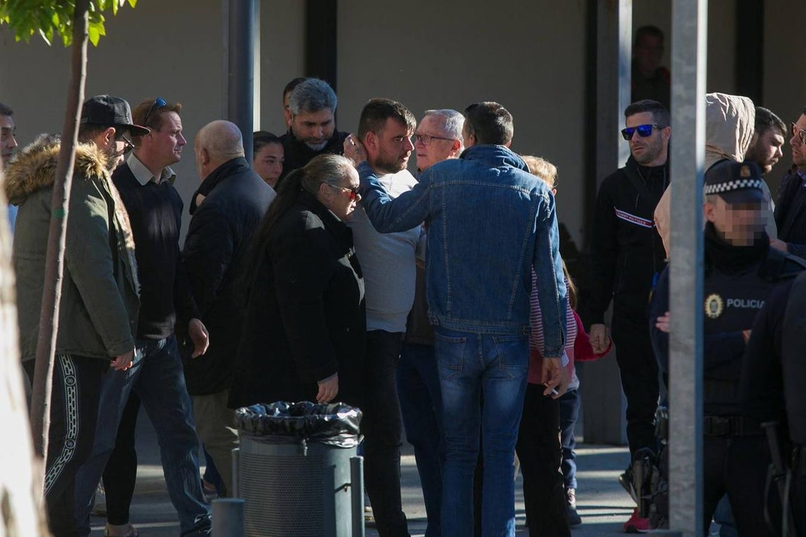 En imágenes: tristeza y desolación en el tanatorio de la barriada malagueña de El Palo