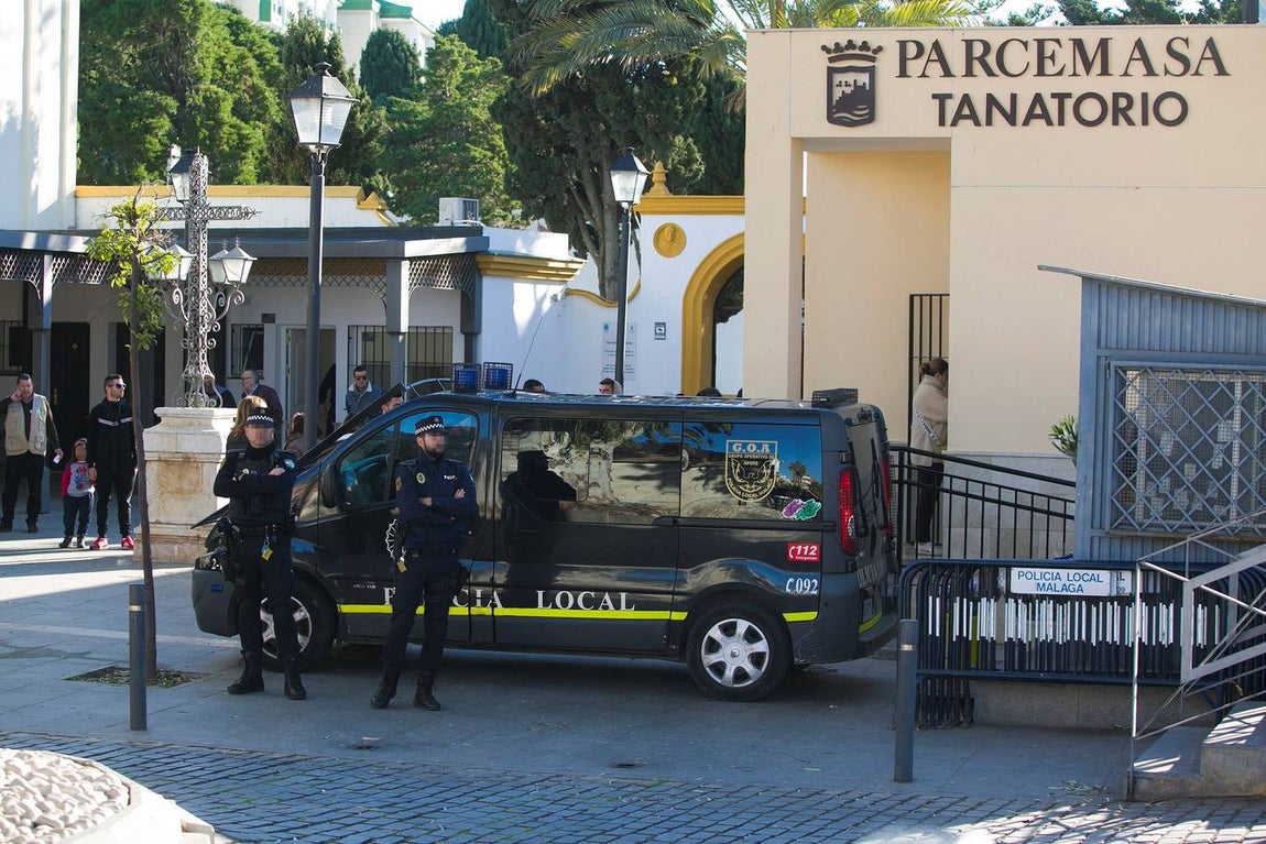 En imágenes: tristeza y desolación en el tanatorio de la barriada malagueña de El Palo