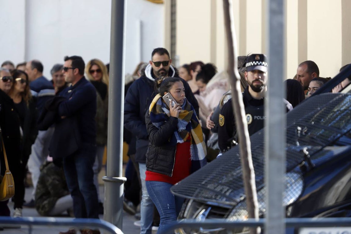 En imágenes: tristeza y desolación en el tanatorio de la barriada malagueña de El Palo