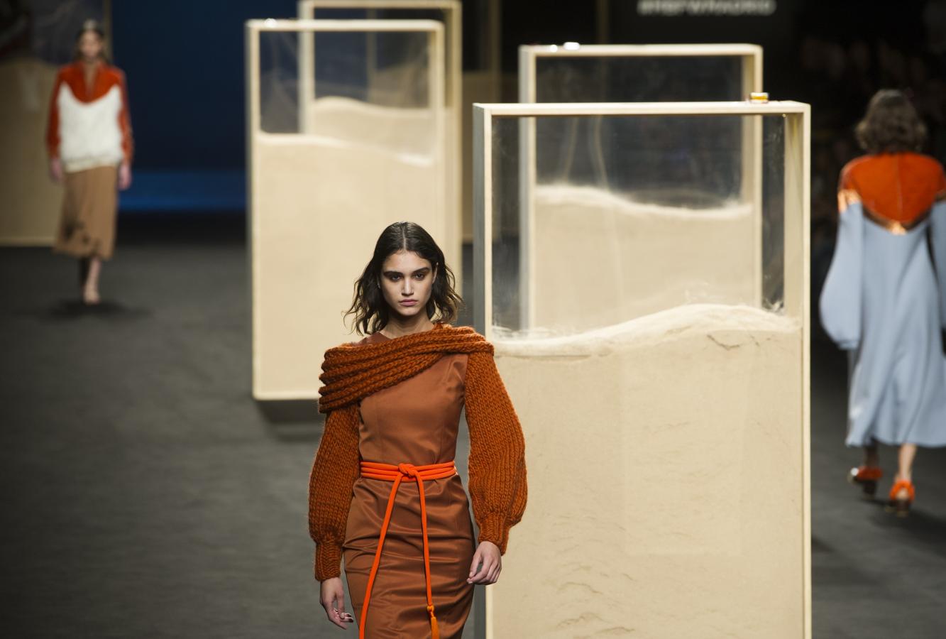 El color naranja mandarina, los azules y los negros han protagonizado su desfile. 