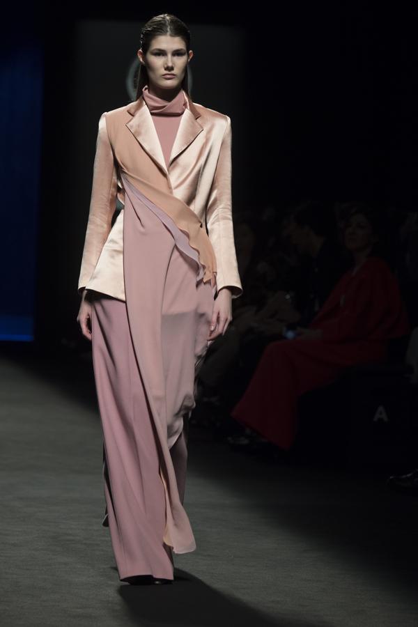 De los 
colores intensos
y fuertes del invierno, empiezan a deslizarse por la pasarela colores pasteles, empolvados, menos típicos para esta estación del año. 