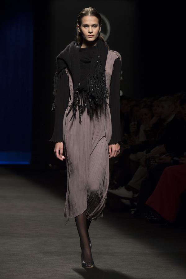 De los 
colores intensos
y fuertes del invierno, empiezan a deslizarse por la pasarela colores pasteles, empolvados, menos típicos para esta estación del año. 