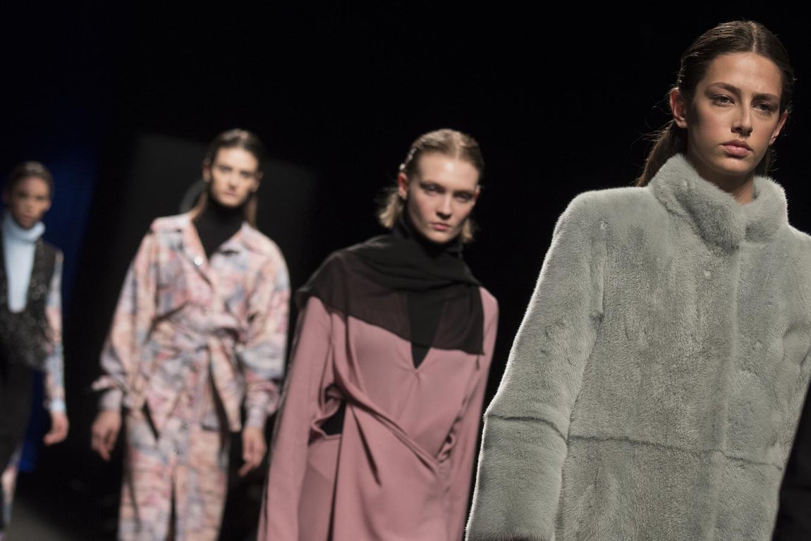 De los 
colores intensos
y fuertes del invierno, empiezan a deslizarse por la pasarela colores pasteles, empolvados, menos típicos para esta estación del año. 