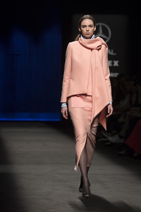 De los 
colores intensos
y fuertes del invierno, empiezan a deslizarse por la pasarela colores pasteles, empolvados, menos típicos para esta estación del año. 