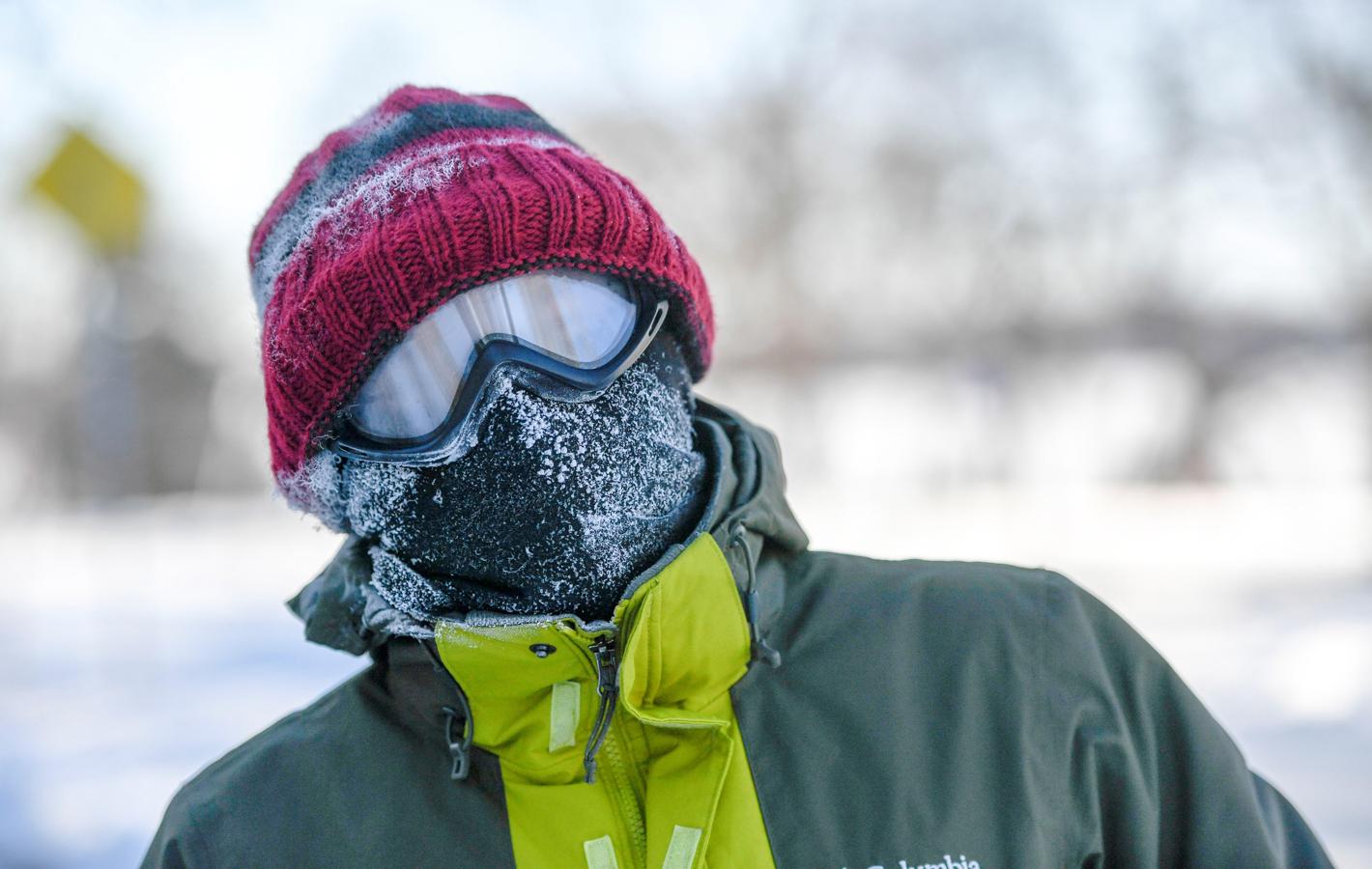 Un hombre se cubre el rostro debido a las gélidas temperaturas, este miércoles en Mineápolis, Minesota.. 