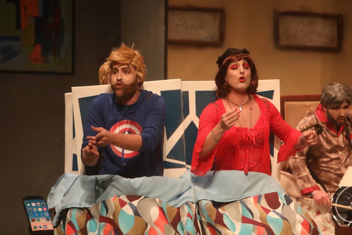 FOTOS: chirigota Tú de izquierda y yo de derecha