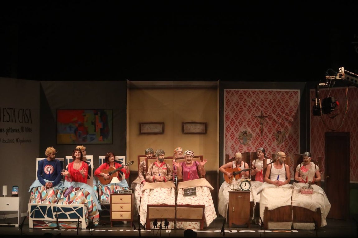 FOTOS: chirigota Tú de izquierda y yo de derecha