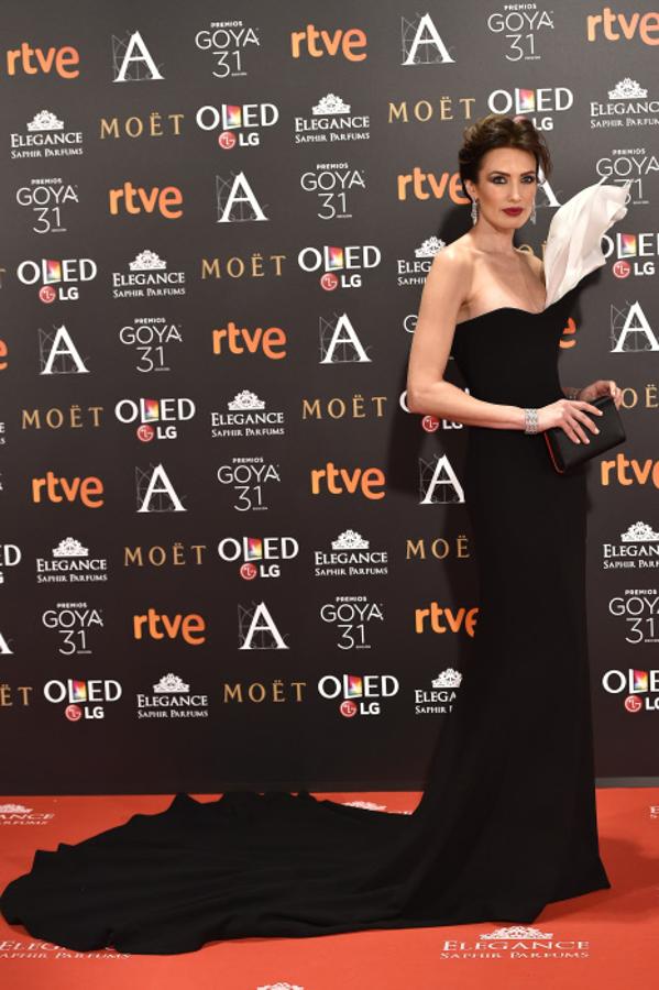 La siempre perfecta Nieves Álvarez suele sorprender con looks de infarto. En 2017 rompió todos los moldes con un vestido de Stephane Rolland en color negro y blanco, corte sirena y larga cola con el que no podía estar más favorecida.. 