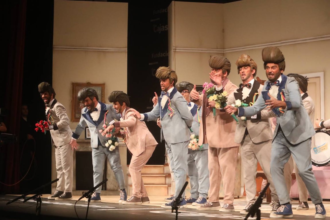 FOTOS: chirigota Paqui, baja aunque sea en pijama