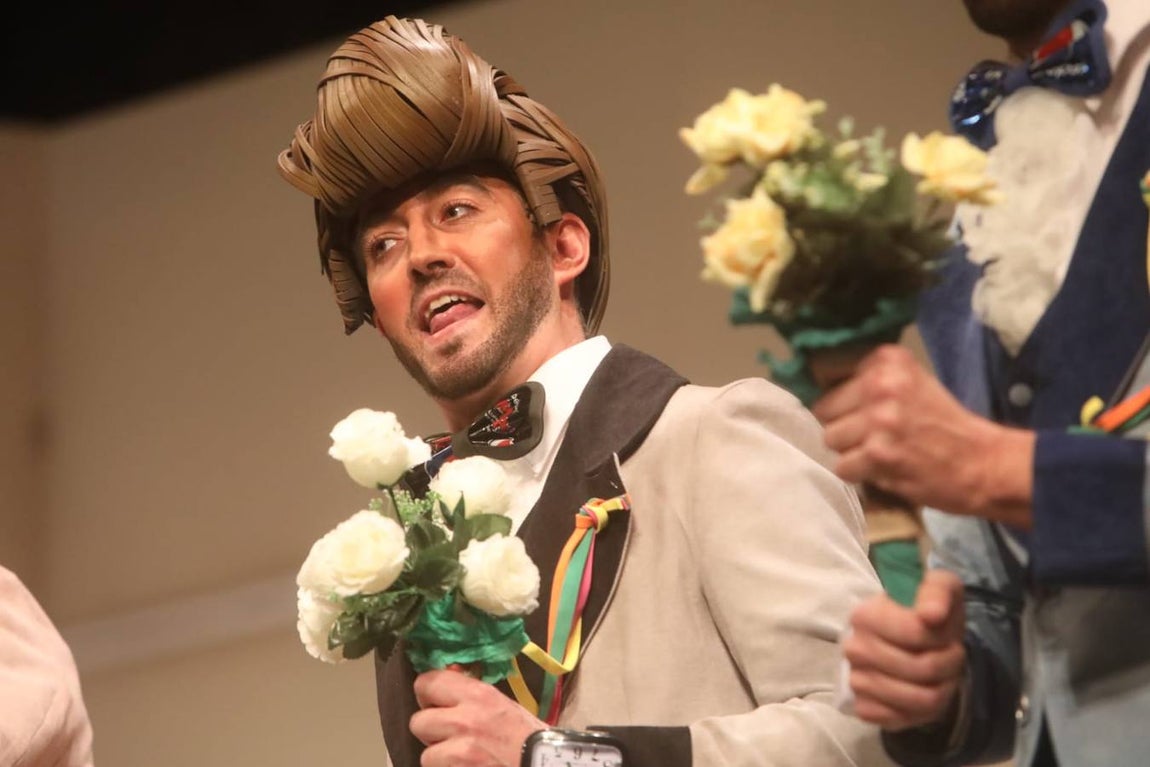 FOTOS: chirigota Paqui, baja aunque sea en pijama