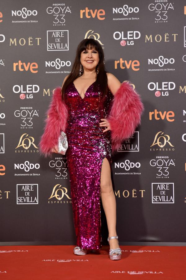 Loles León. En el caso de Loles León quizá fue excesiva la torera en color chicle con ese vestido fucsia de lentejuelas combinado con los zapatos y bolsos en plata