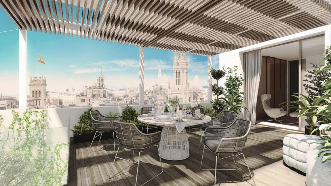 Terraza 360º. Cuenta con 750 metros cuadrados más otros 200 dedicados a las zonas de terraza, ya que tiene tres terrazas: una de ellas con unas vistas de 360º, donde se puede ver parte de la ciudad al encontrarse en la planta séptima del bloque. Ubicado en pleno barrio de Los Jerónimos, esta casa es el punto más alto de la zona, por lo que los ruidos de la ciudad no conectan de lleno con la vivienda, la cuál tiene una visión privilegiada del centro madrileño.