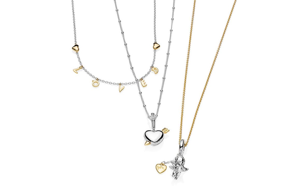 Por su parte, Pandora ha lanzado para estas fechas una colección llena de simbolismo. Pendientes, pulseras, collares y sus famosos charms con todo tipo de motivos para celebrar el amor en San Valentín: corazones, flechas, Cupidos e incluso la palabra LOVE, para que este año dejes bien claros tus sentimientos. El verdadero amor comienza en uno mismo, así que recuerda la importancia de seguir a tu corazón. (Precio: desde 69 euros)