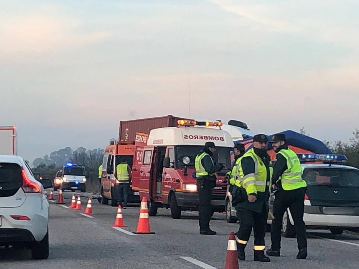 Crónica gráfica del accidente mortal en la carretera que une Arahal con Utrera