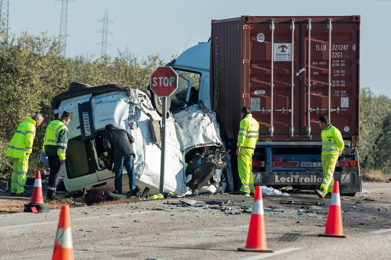 Crónica gráfica del accidente mortal en la carretera que une Arahal con Utrera