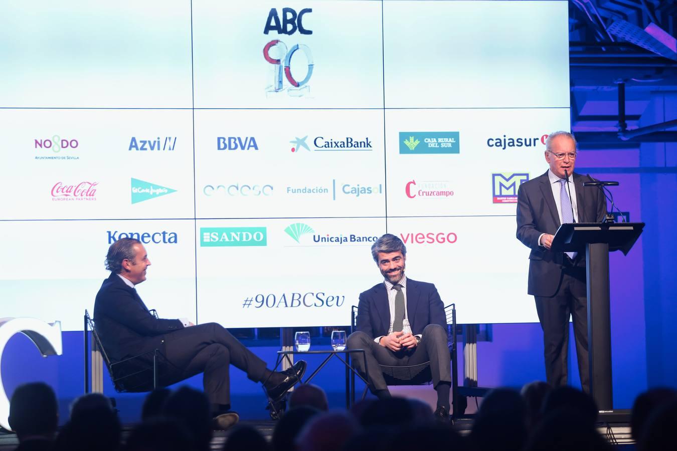 Intervención del director de ABC de Sevilla, Álvaro Ybarra, en presencia de los integrantes de la ponencia