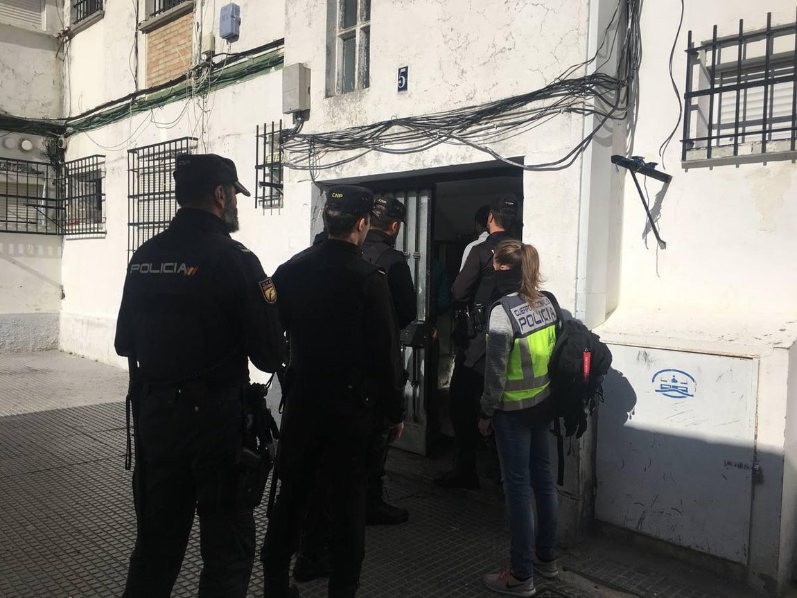 FOTOS: Operación policial antidroga en El Puerto. Incautan marihuana y armas