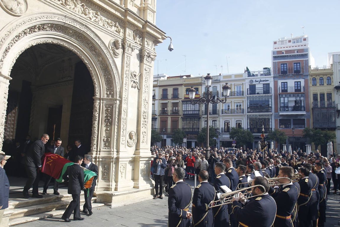 Autoridades, familia y amigos despiden a Távora en Sevilla