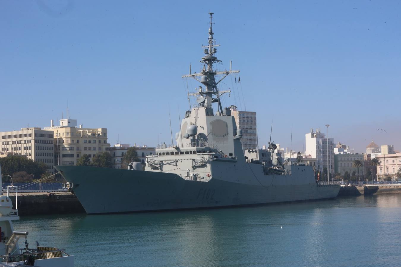 Jornada de puertas abiertas a la fragata &#039;Almirante Juan de Borbón&#039; en el puerto de Cádiz