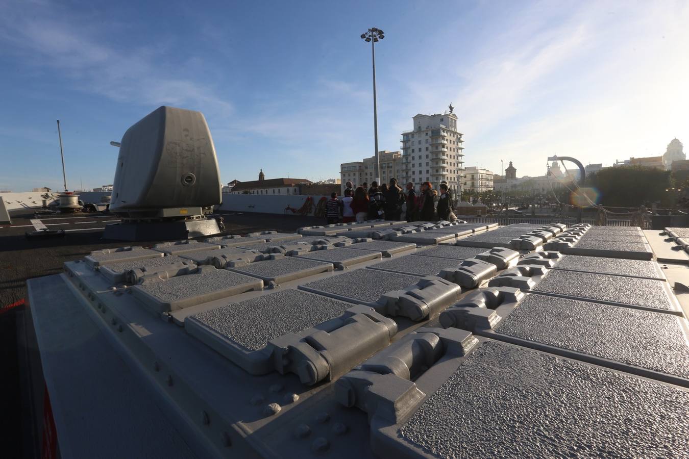 Jornada de puertas abiertas a la fragata &#039;Almirante Juan de Borbón&#039; en el puerto de Cádiz