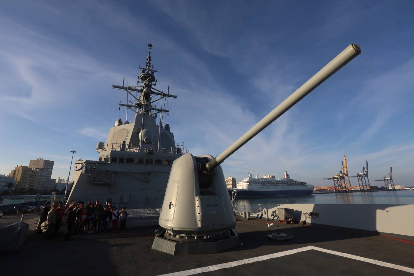 Jornada de puertas abiertas a la fragata &#039;Almirante Juan de Borbón&#039; en el puerto de Cádiz