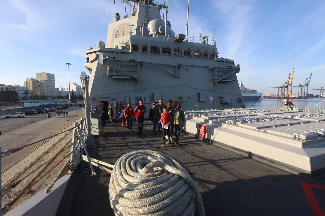 Jornada de puertas abiertas a la fragata &#039;Almirante Juan de Borbón&#039; en el puerto de Cádiz