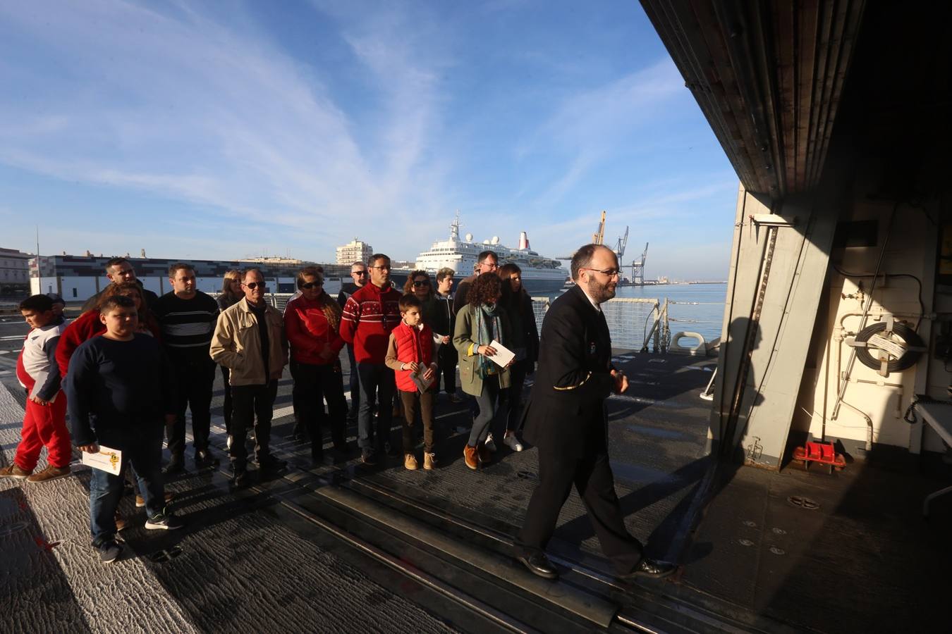 Jornada de puertas abiertas a la fragata &#039;Almirante Juan de Borbón&#039; en el puerto de Cádiz