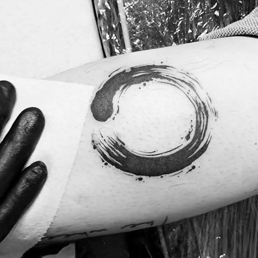 Abstracto. Los tatuajes abstractos son otra de las tendencias que están creciendo rápidamente en los últimos tiempos gracias a la especialización de los artistas del tatuaje, que cada vez tienen mejor formación y por lo tanto más calidad a la hora de hacer sus composiciones. Dentro de la modalidad abstracta, donde el trazo se asemeja al brochazo del pincel, los ensos japoneses están cogiendo mucha fuerza como tendencia. Es un círculo de origen japonés relacionado con la cultura zen, y está asociado a conceptos como la plenitud, el infinito y la armonía.