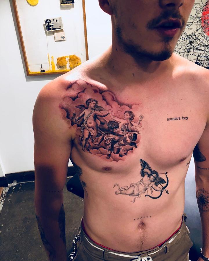 Pictóricos. Artísticos son todos los tatuajes porque no deja de ser un arte en sí mismo la disciplina pero hay un estilo de diseños que nunca pasan de moda, los de índole pictórica, que recuerdan nada más verlos a una pintura clásica. Por el trazo, el dibujo e incluso la temática, que en un buen número de casos es de motivos religiosos como los ángeles, son inconfundibles, y mantienen un espacio protagonista independientemente de las tendencias de cada temporada. Brooklyn Beckham tiene varios ejemplos en su cuerpo.