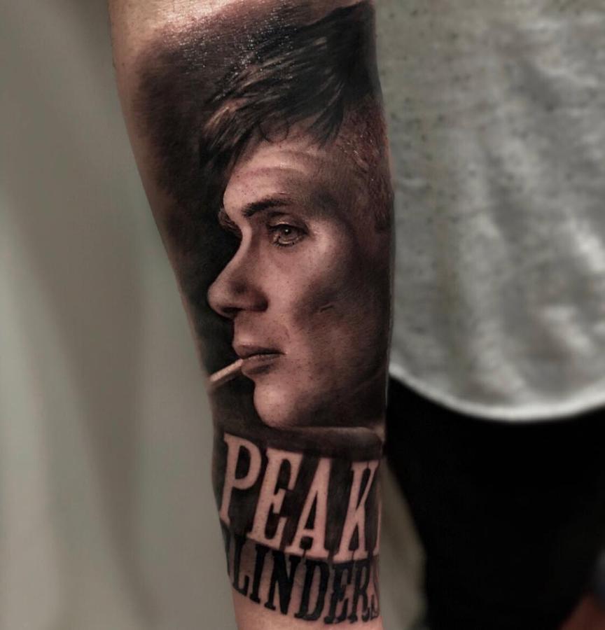 Retratos. Los retratos son otra de esas tendencias que no pasan de moda pero que tienen sus curvas de protagonismo dependiendo de la época. Antes era habitual ver directamente caras grabadas en la fiel que generalmente eran de algún familiar del que las portaba, pero la temática dentro del retrato ha evolucionado hacia las mascotas y, algo que te sorprenderá mucho, hacia los iconos, especialmente relacionados con el mundo audiovisual, como es el caso de la exitosa serie de la BBC ‘Peaky Blinders’.