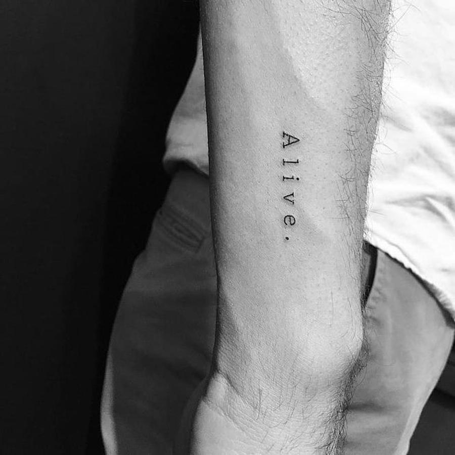 Lettering. Los tatuajes basados en textos o simplemente en palabras siguen totalmente vigentes, si bien se han dejado atrás las tipografías de estilo cursivo. Ahora, una de las más habituales de ver es la caligrafía que imita el estilo de las máquinas de escribir. Además, también son habituales la caligrafía ‘handmade’, dando un aspecto más desenfado al tatuaje.
